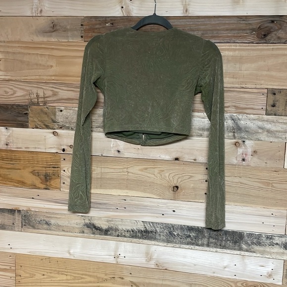 Motel size XS Olive Green Long Sleeve Cropped Cutout Button Down Velvet Blouse - Picture 8 of 8